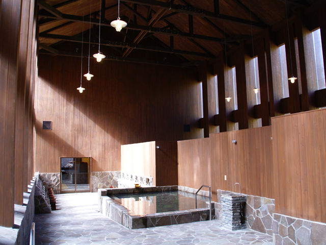 北海道 湯駒荘（温浴施設） 温泉熱回収による蓄熱式全館暖房